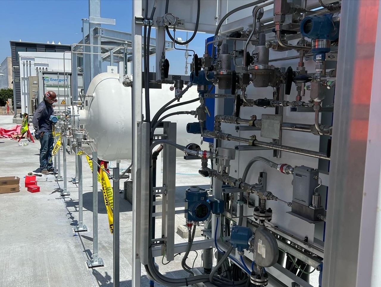 Hydrogen machinery and worker